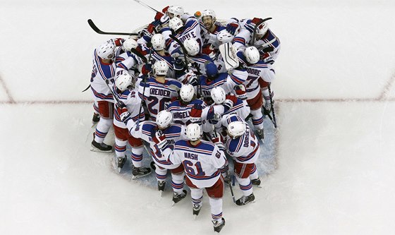 VÍTZNÁ EXTÁZE. Hokejisté New York Rangers slaví prnik do semifinále Stanley