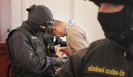 Bývalý policista u soudu v Plzni. Hlídá ho tady ozbrojená zásahová jednotka Vězeňské služby.