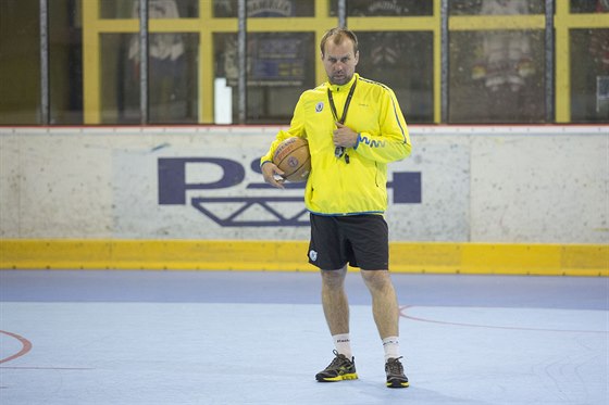 Kou Rostislav Vlach  na prvním tréninku hokejist Zlína.