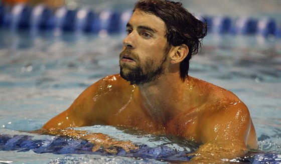 Michael Phelps pi svém letoním návratu k plavání.