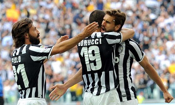 Fernando Llorente (vpravo) z Juventusu Turín se raduje z gólu se spoluhrái...
