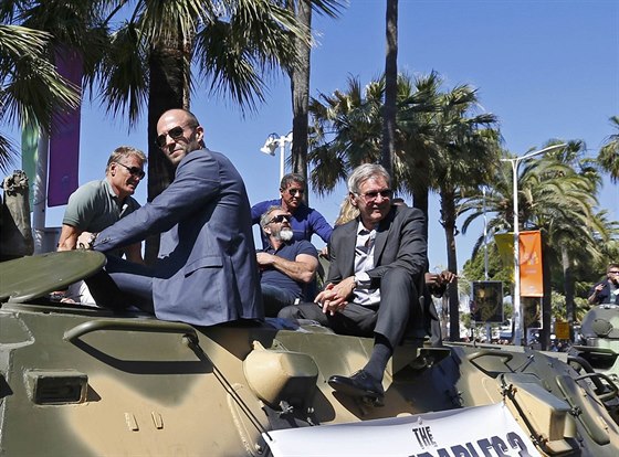 Hrdinové filmu Postradatelní 3 na obrněném transportéru v Cannes