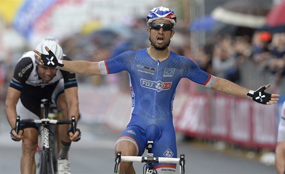 Francouzský cyklista Nacer Bouhanni coby vítz tvrté etapy Giro d' Italia