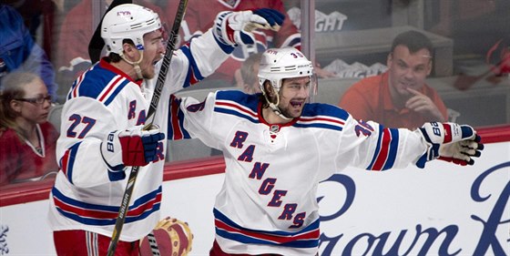 Mats Zuccarello (vpravo) z New Yorku Rangers se prosadil proti Montrealu,...