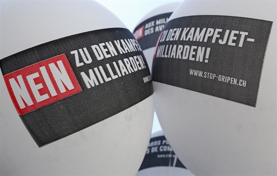 Balonky s nápisem "Ne miliardám za stíhaky" blízko hlasovací místnosti v Bernu...