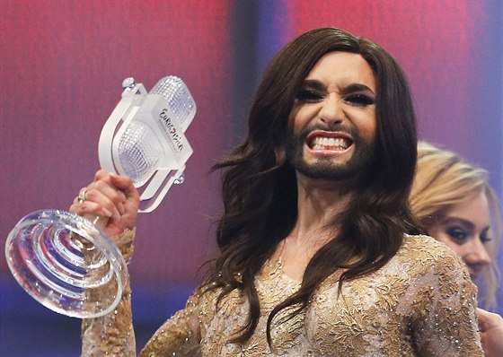 Conchita Wurst s vítěznou trofejí (Eurovize 2014)