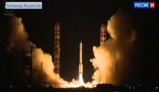 Start rakety Proton M, která se o devt minut dostala do problém a shoela 160...