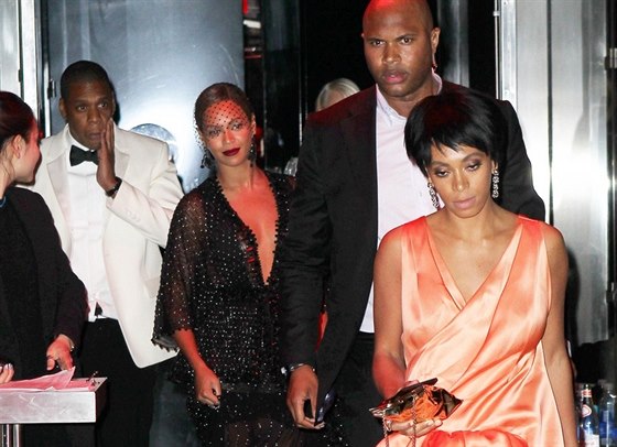 Jay-Z, Beyoncé a její sestra Solange (6. kvtna 2014)