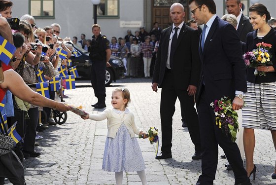 Švédská princezna Estelle dostala od fanoušků dárek (Linköping, 17. května