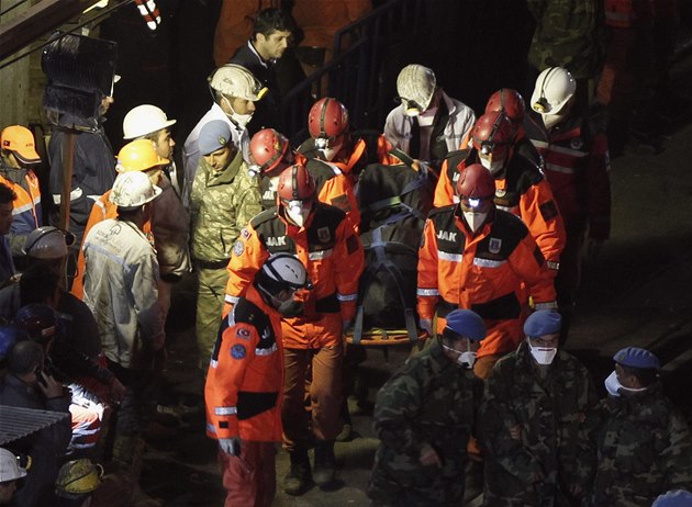 Výbuch uvěznil v tureckém dole desítky horníků, části se podařilo uniknout