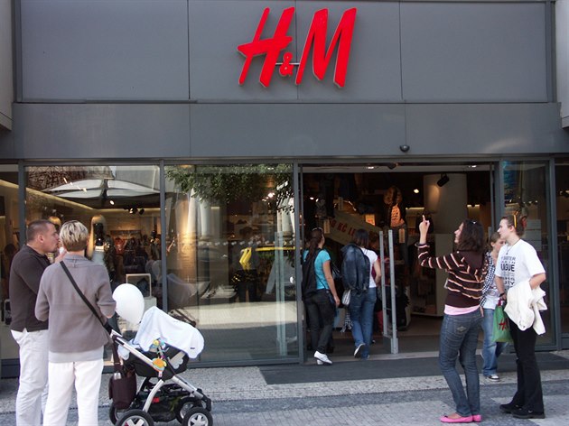H&M bude po četných stížnostech zvětšovat oblečení. Britkám je malé -  iDNES.cz