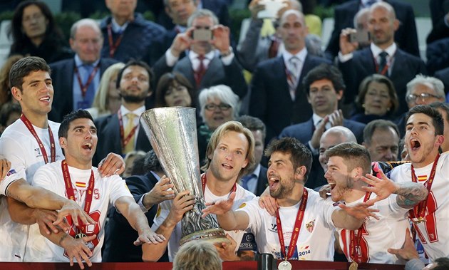 Kapitán FC Sevilla Ivan Rakiti� oslavuje se spoluhrá�i triumf v Evropské lize....