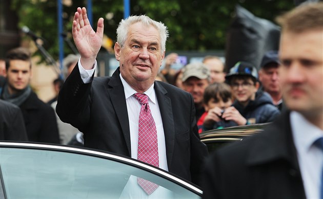 Takto prezident Milo� Zeman zdravil ob�any Su�ice. Hlava státu sem zavítala v�bec poprvé od roku 1989.