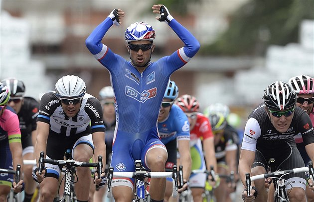 Po etapě Gira se natahovali uprchlíci, nakonec podruhé vyhrál Bouhanni