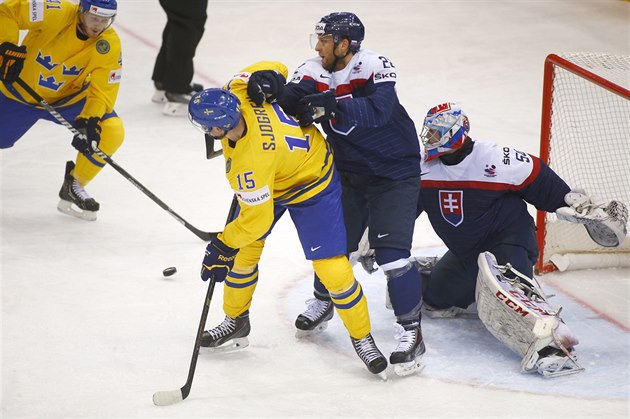 Gustav Nyquist (vlevo) st�ílí první �védský gól proti Slovensku.