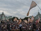 Obyvatelé Luhansku slaví vyhláení nezávislosti (12. kvtna 2014)
