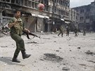 Asadovi vojáci hrají fotbal v Homsu (8. kvtna 2014)