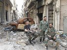 Asadovi vojáci hlídkují v rozstílených ulicích Homsu (8. kvtna 2014)