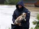 Srbský policista se psem, kterého u msta Lazarevac zachránil ped povodní (16....