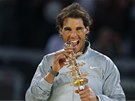 Rafael Nadal pózuje s trofejí pro vítze turnaje v Madridu. Tentokrát mu hodn