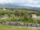 Peloton se prodírá krajinou v esté etap cyklistického Gira d'Italia.