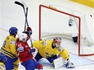Norský hokejista Ken Andre Olimb se probíjí pes védskou obranu. 