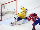 Norský hokejový útoník Sondre Olden pekonává védského brankáe Anderse
