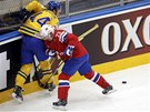 Norský hokejista Mats Trygg tlaí na mantinel Nicklase Danielssona ze védska.