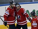 Kanadtí hokejisté slaví gól v utkání proti Dánsko, dal ho Cody Hodgson