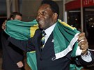 Pelé s brazilskou vlajkou slaví přidělení olympijských her Rio de Janeiru 2016