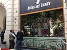 Ti rusky hovoící mui pepadli klenotnictví Audemars Piguet v Paíské ulici...
