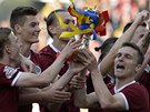 S KOPIÍ POHÁRU. Fotbalisté Sparty slaví po zápase s Olomoucí, kterou rozdrtili