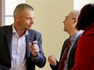 Bývalý poslanec za ODS Jan Vidím (vlevo) hovoí s Martinem Bartákem ped...