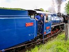 Osoblaská úzkokolejka vyjela, na snímku lokomotiva Malý tokr (modrý lak), za...