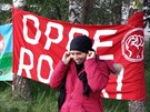 Aktivisté ped vjezdem do vepína v Letech vyvsili transparenty Romská hrdost...