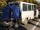 Mikrobus po nárazu nákladního auta - Do mikrobusu s dtmi narazil u Hradce...