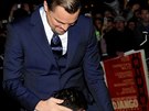 Seukovu hlavu ml v rozkroku i Leonardo DiCaprio (únor 2014).