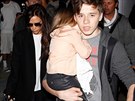 Brooklyn Beckham pomáhá matce s malou Harper před smečkou fotografů.
