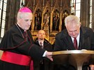 Prezident Milo Zeman a biskup Frantiek Radkovský v chrámu sv. Bartolomje v...