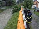 Dobrovolní hasii v Krhové u Valaského Meziíí pipravovali bariéry proti...