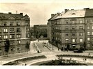 Pohled do Pospíilovy ulice zakonené branou na Starý idovský hbitov. Park