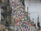 Trasa Praského maratonu vede i pes Karlv most.