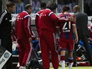 Zranný Philipp Lahm (vpravo) z Bayernu Mnichov opoutí hit ve finále...