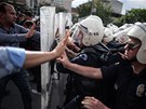 Turecká policie zadruje demonstranty, kteí se bouí proti vládním krokm po