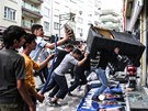 Demonstranti nií kancelá vládní partaje, kterou viní ze zodpovdnosti za smrt