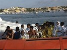 Pobení hlídka piváí zachránné uprchlíky na Lampedusu. (3. íjna 2013)