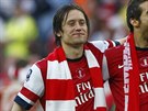 KONEN TROFEJ! Tomá Rosický (vlevo) a Mathieu Flamini z Arsenalu si...