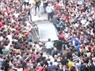 Turecký premiér prchal ped rozzueným davem