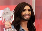 Vítzka Eurovize Conchita Wurst po píletu dom (Víde, 11. kvtna 2014)