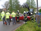 Hasiči vytáhli automobil z potoka v Ruprechticích na Náchodsku pomocí těžké...